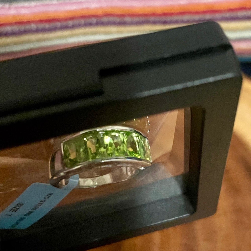 2.75 Carat Genuine Green Peridot Band Ring in 925 Sterling Silver - Picture 7 of 13